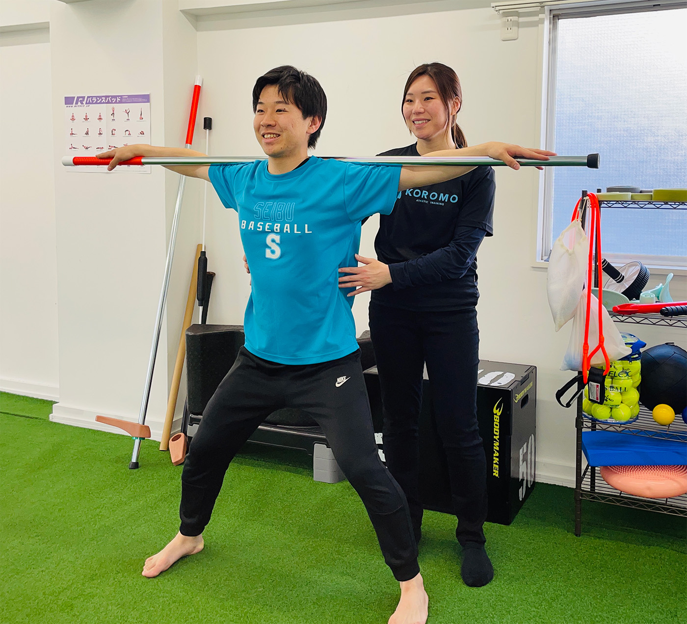 KOROMO　ATHLETIC TRAININGのジム内でとレーニングしている男性と女性